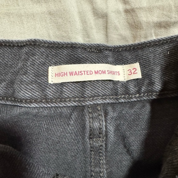 Levi’s High-Waisted Mom Shorts - Size 32 - Picture 3 of 4